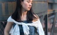 牛仔连衣裙女孩