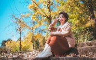 银杏树下的女孩